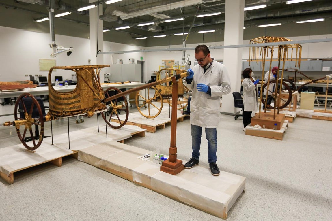 Así dan lustre al sarcófago de Tuntankamón