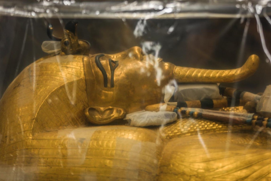 Así dan lustre al sarcófago de Tuntankamón