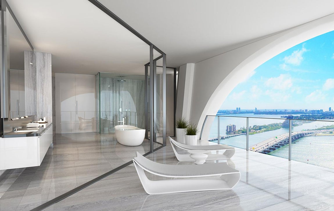 Baños. Con estancias espaciosas y minimalistas que dan al exterior, la casa está en contante contacto con lo que sucede fuera gracias a sus enormes ventanas. La gama de grises y blancos inundan las habitaciones.