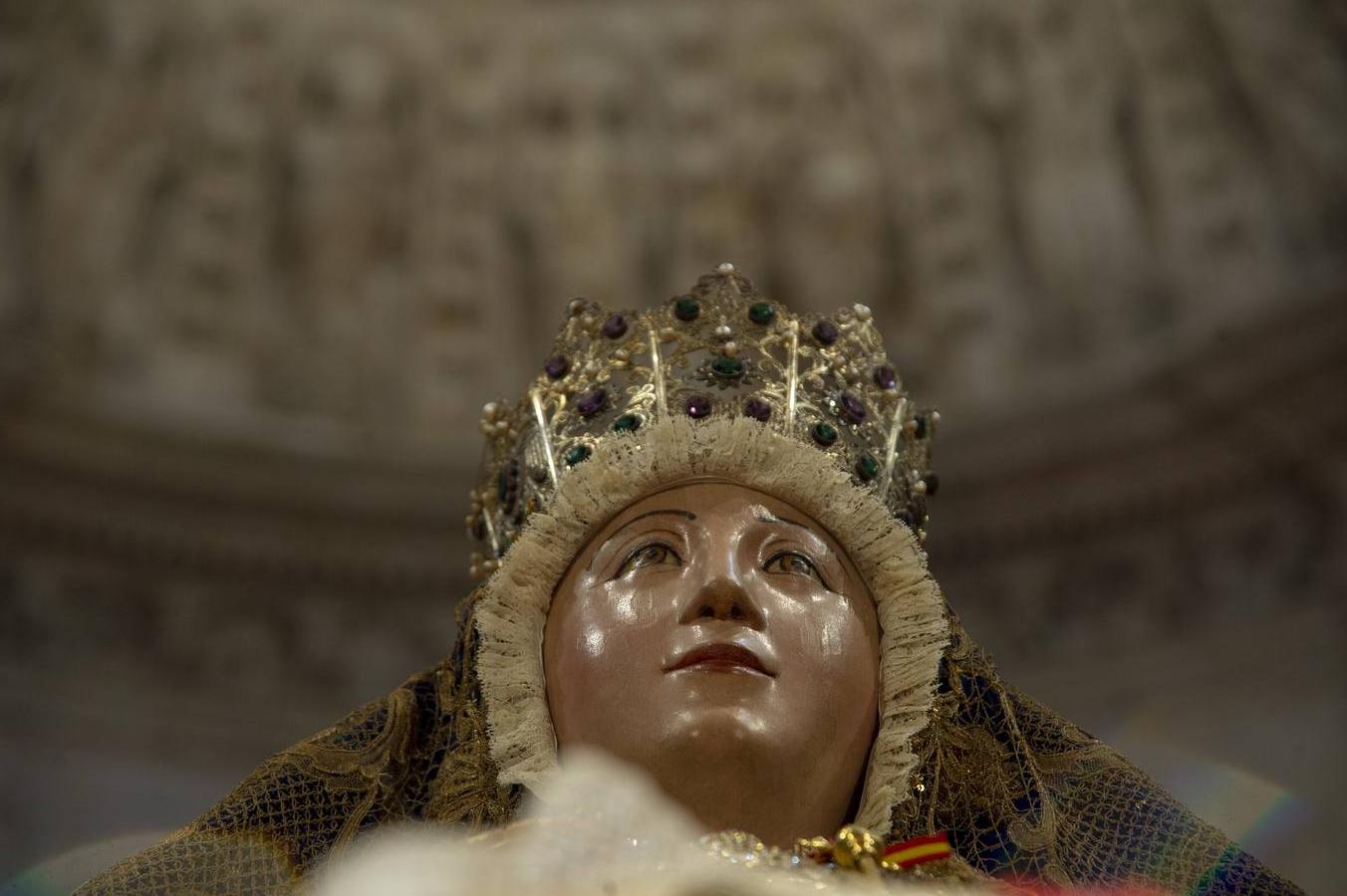 Los detalles del primer besamanos de la Virgen de los Reyes