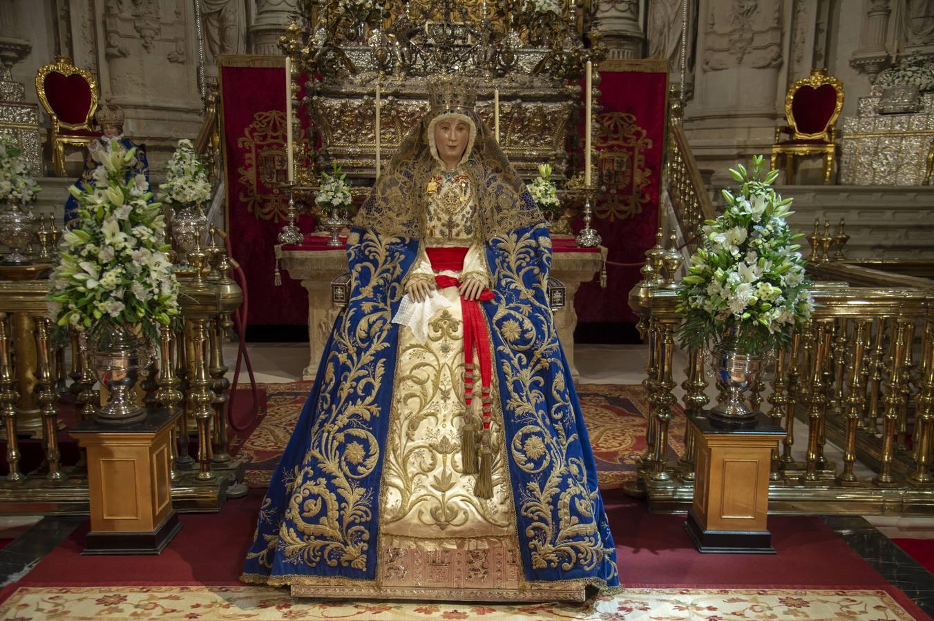 Los detalles del primer besamanos de la Virgen de los Reyes