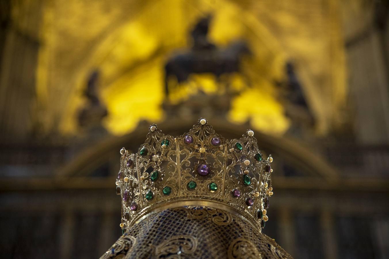 Los detalles del primer besamanos de la Virgen de los Reyes