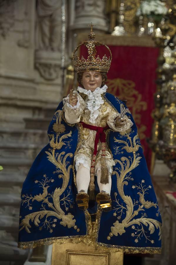 Los detalles del primer besamanos de la Virgen de los Reyes