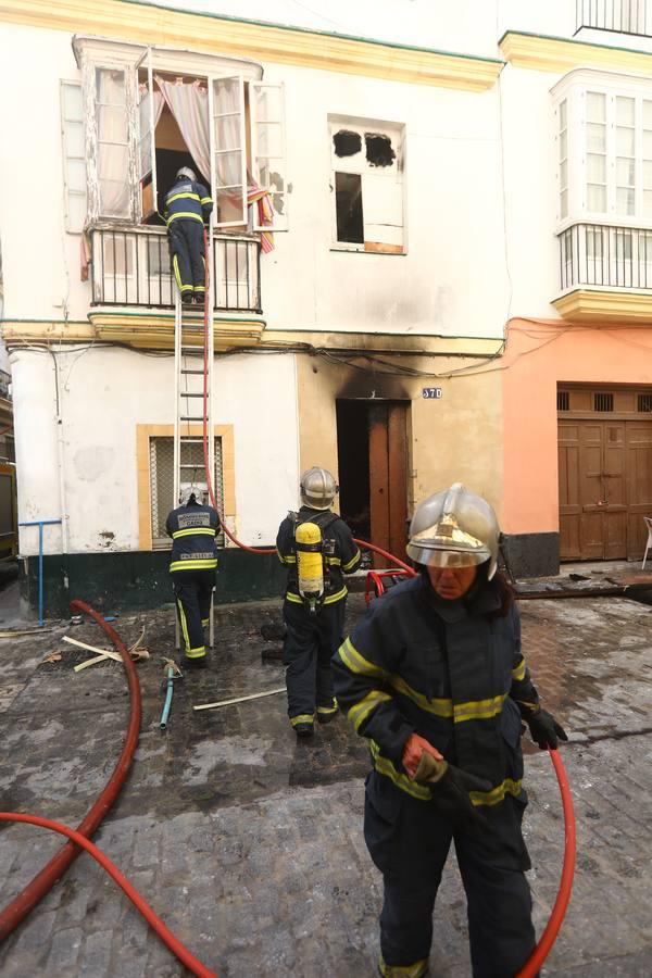 FOTOS: Así ha sido el aparatoso incendio de la plaza de las Viudas en Cádiz