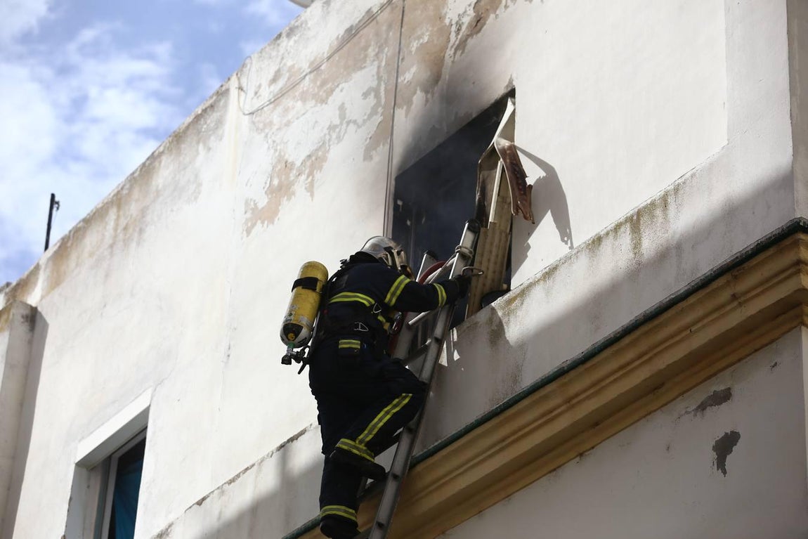 FOTOS: Así ha sido el aparatoso incendio de la plaza de las Viudas en Cádiz