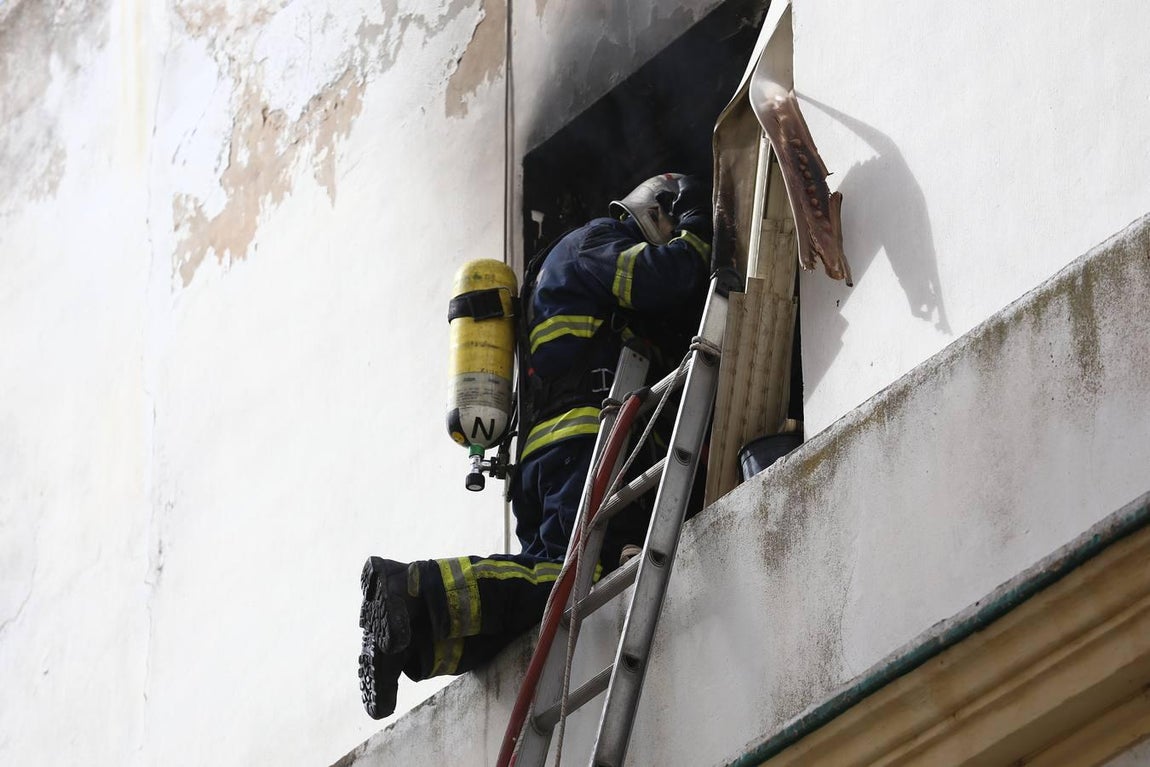 FOTOS: Así ha sido el aparatoso incendio de la plaza de las Viudas en Cádiz