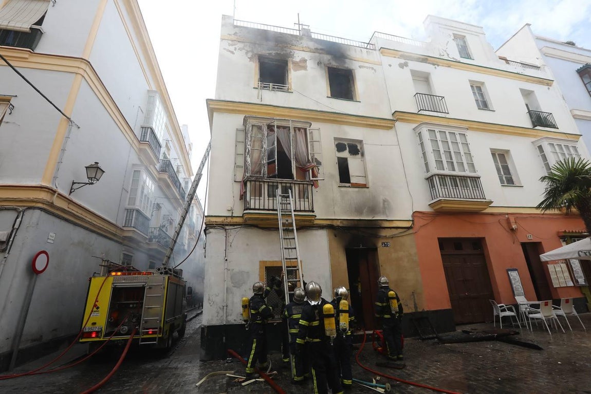 FOTOS: Así ha sido el aparatoso incendio de la plaza de las Viudas en Cádiz