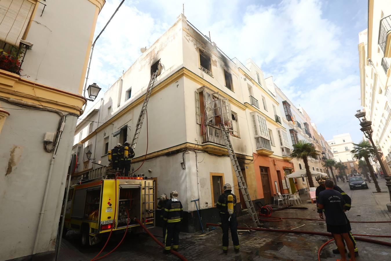 FOTOS: Así ha sido el aparatoso incendio de la plaza de las Viudas en Cádiz