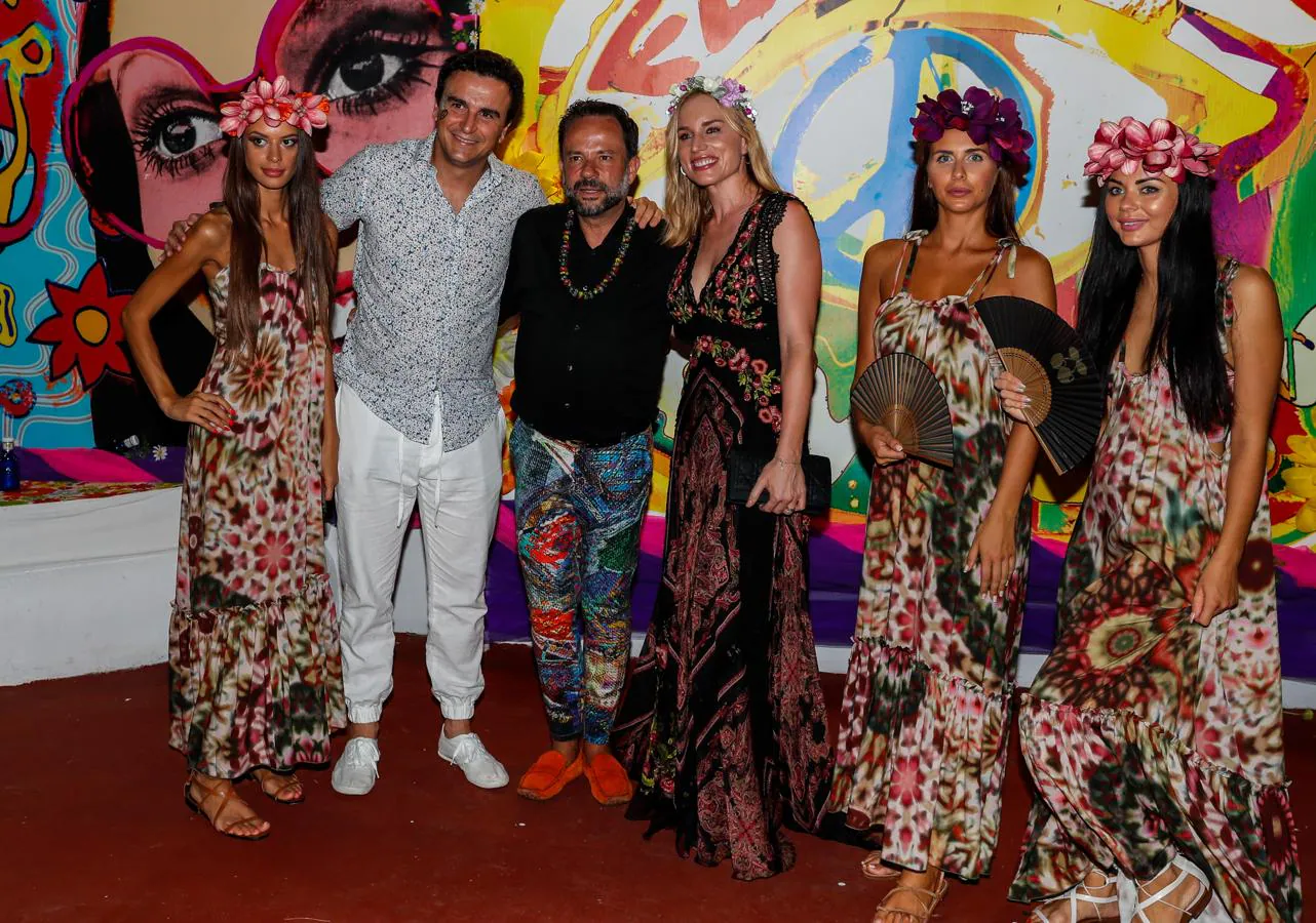 La fiesta «Flower Power» de los famosos en Ibiza, en imágenes