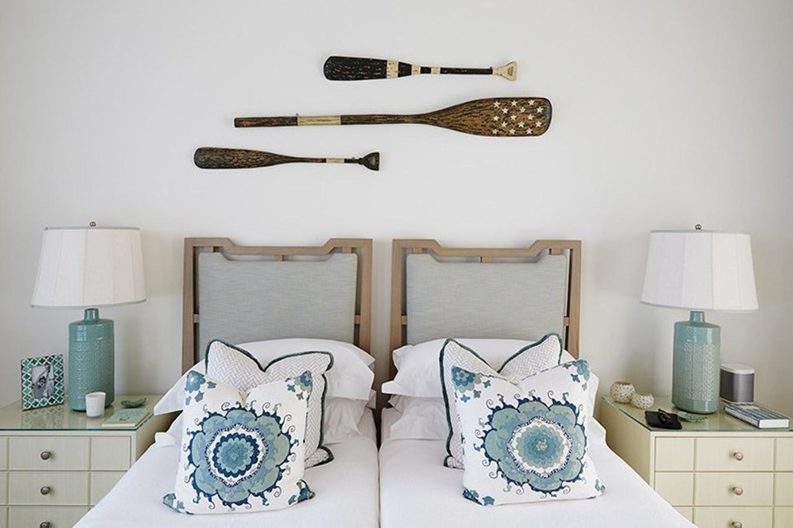 Habitaciones modernas. Cinco habitaciones, cinco baños, las estancias comunes en todas las viviendas como salones, cocina e impresionantes terrazas completan la vivienda. Las suites, en tonos turquesas y beiges, invitan a un continuo verano, con decoración moderna y algún que otro guiño a la vida que se vive en una isla.