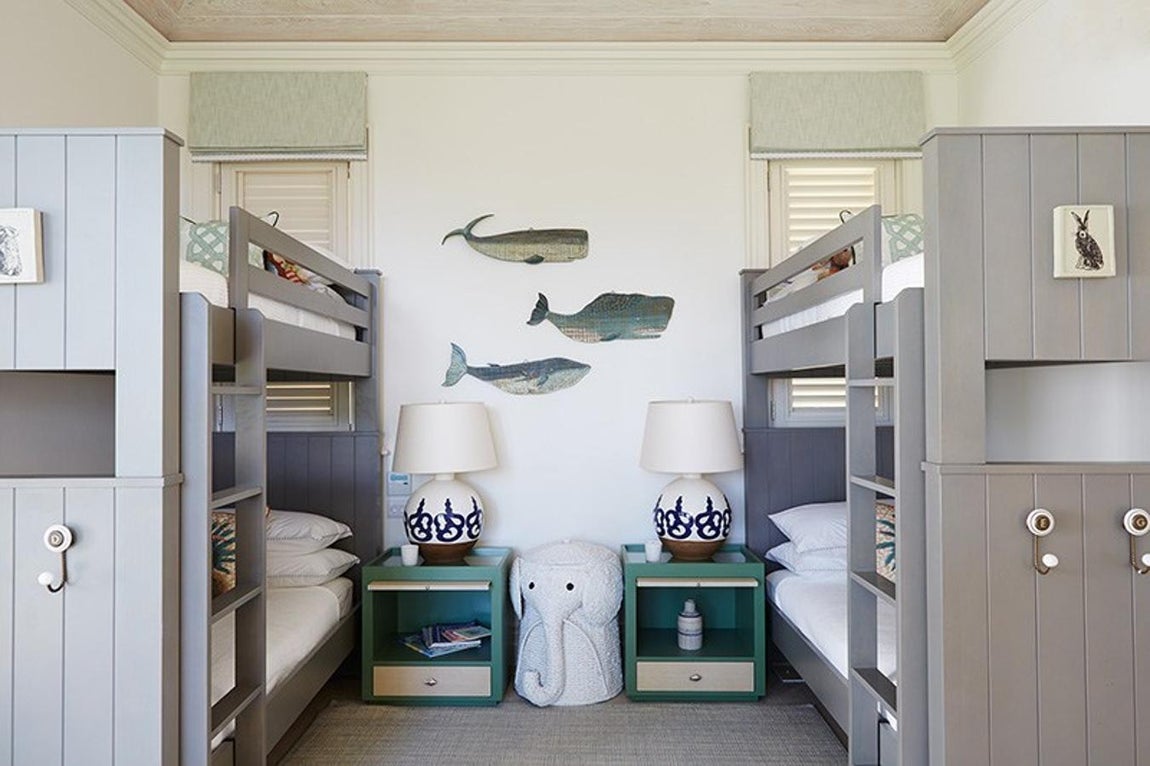 Habitación infantil. Las habitaciones infantiles tienen un encanto especial que salta a la vista. Totalmente equipadas con mesillas, guardarropas, lámparas, nos podemos hacer una idea de lo especial que ha sido para los pequeños de la familia disfrutar de un espacio así, con diferentes especies de ballenas dibujadas en la pared y divertidas literas.