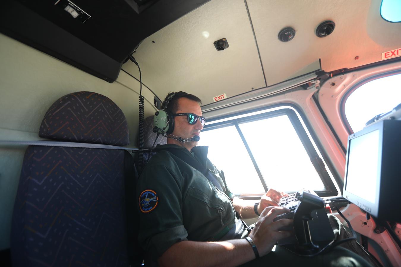 Fotos: Así vigila el helicóptero de la DGT las carreteras de Cádiz