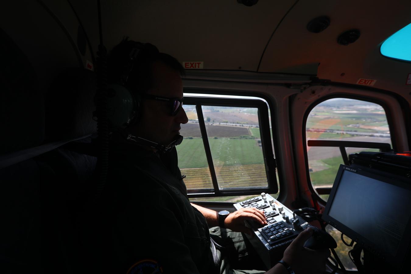 Fotos: Así vigila el helicóptero de la DGT las carreteras de Cádiz