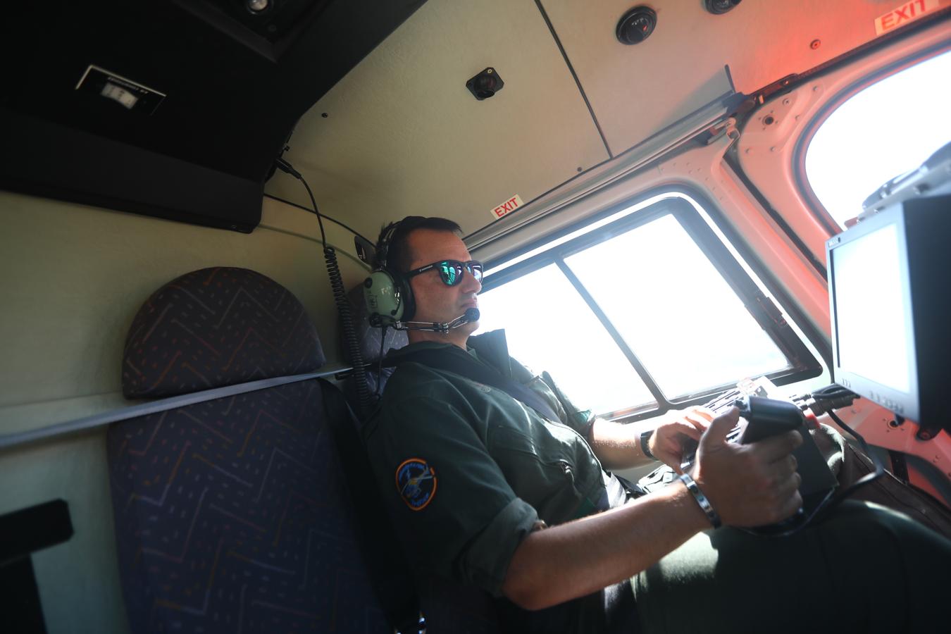 Fotos: Así vigila el helicóptero de la DGT las carreteras de Cádiz