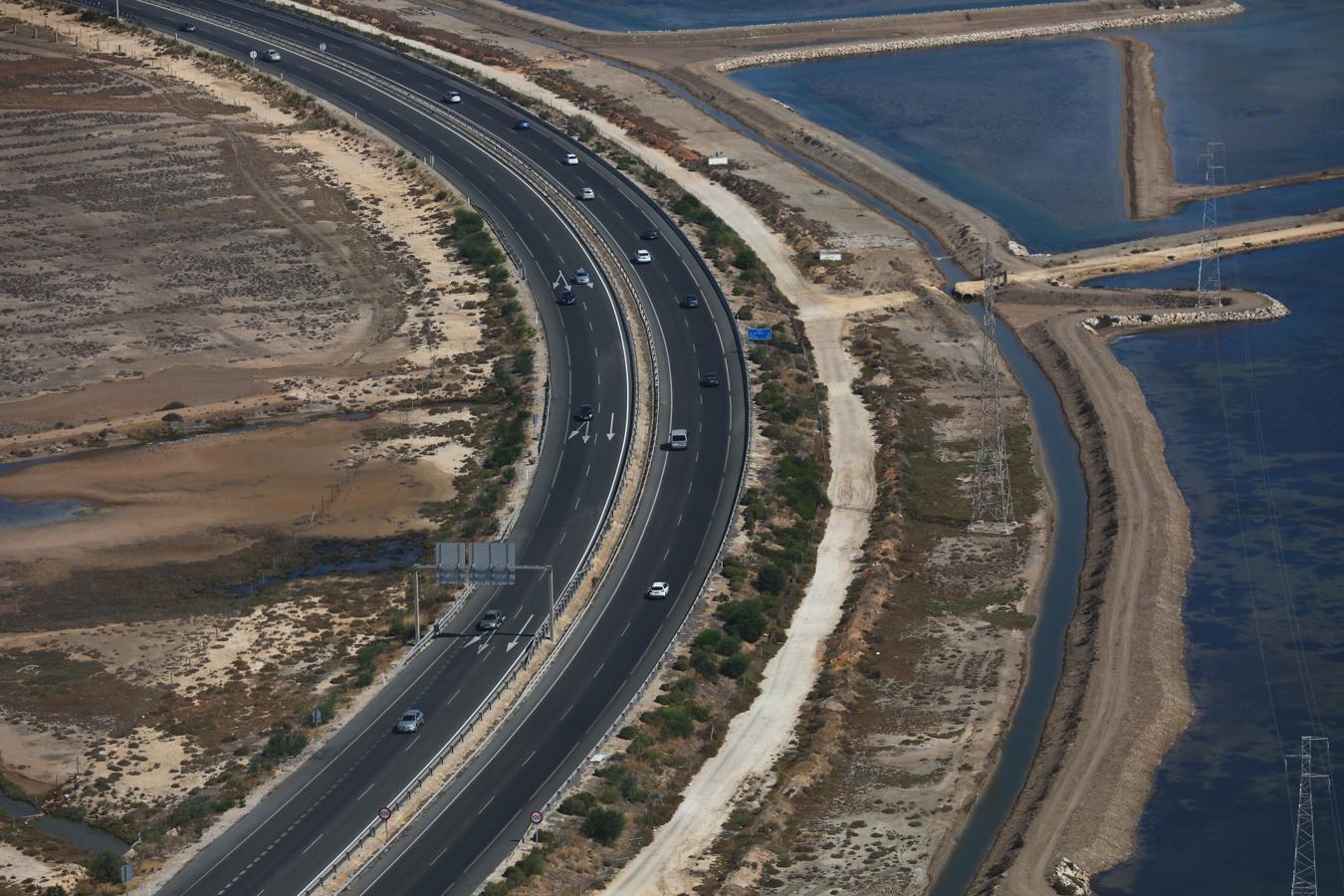 Fotos: Así vigila el helicóptero de la DGT las carreteras de Cádiz