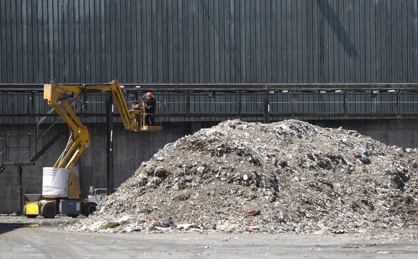 Las entrañas del complejo medioambiental de Sadeco en el Lobatón, en imágenes