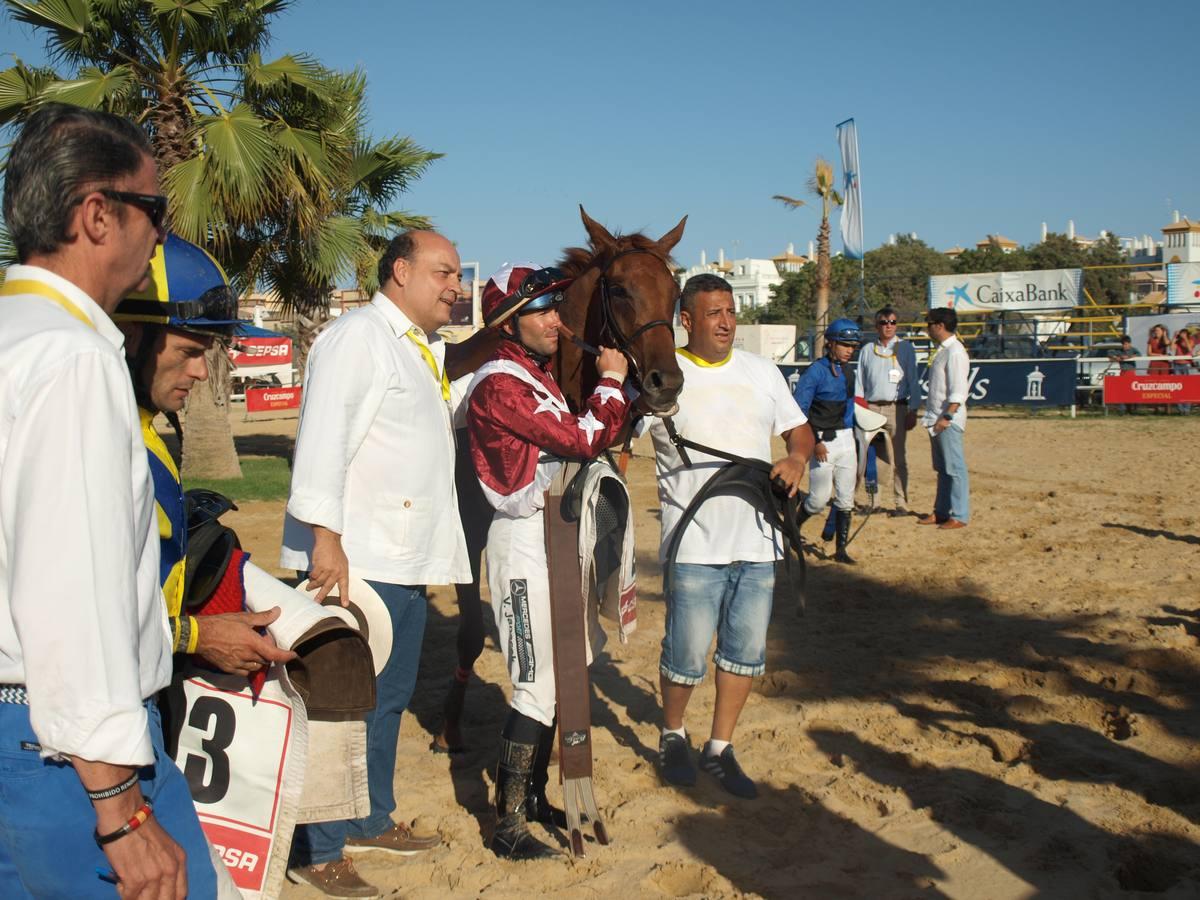 Caballo y jinete ganador de la primera carrera de la tarde en el Paddock. 