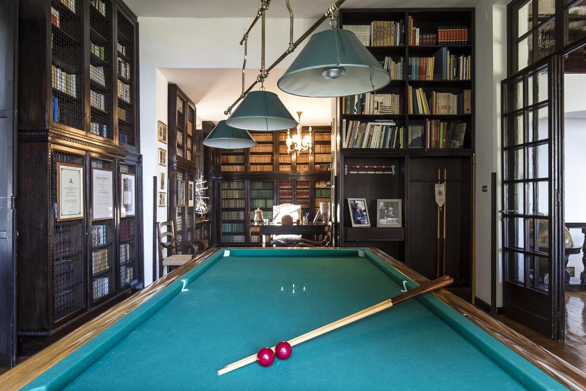 Villa Mondadori. Además de una enorme biblioteca, la mansión guarda espacio para una elegante sala de billar
