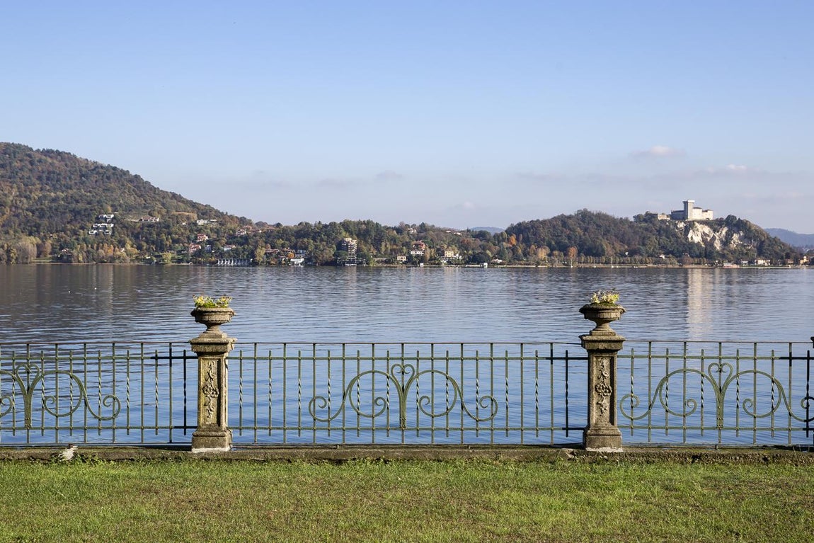 Villa Mondadori. Ofrece una espectacular panorámica del lago desde el interior y sus jardines tienen balcones directos al paraje natural
