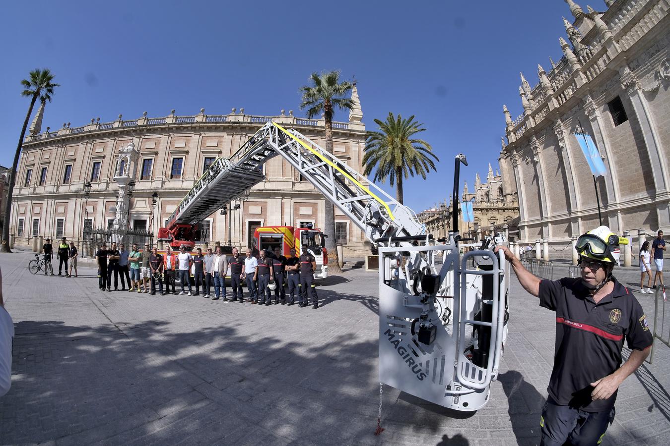 En imágenes, la presentación del nuevo coche escala de los bomberos de Sevilla