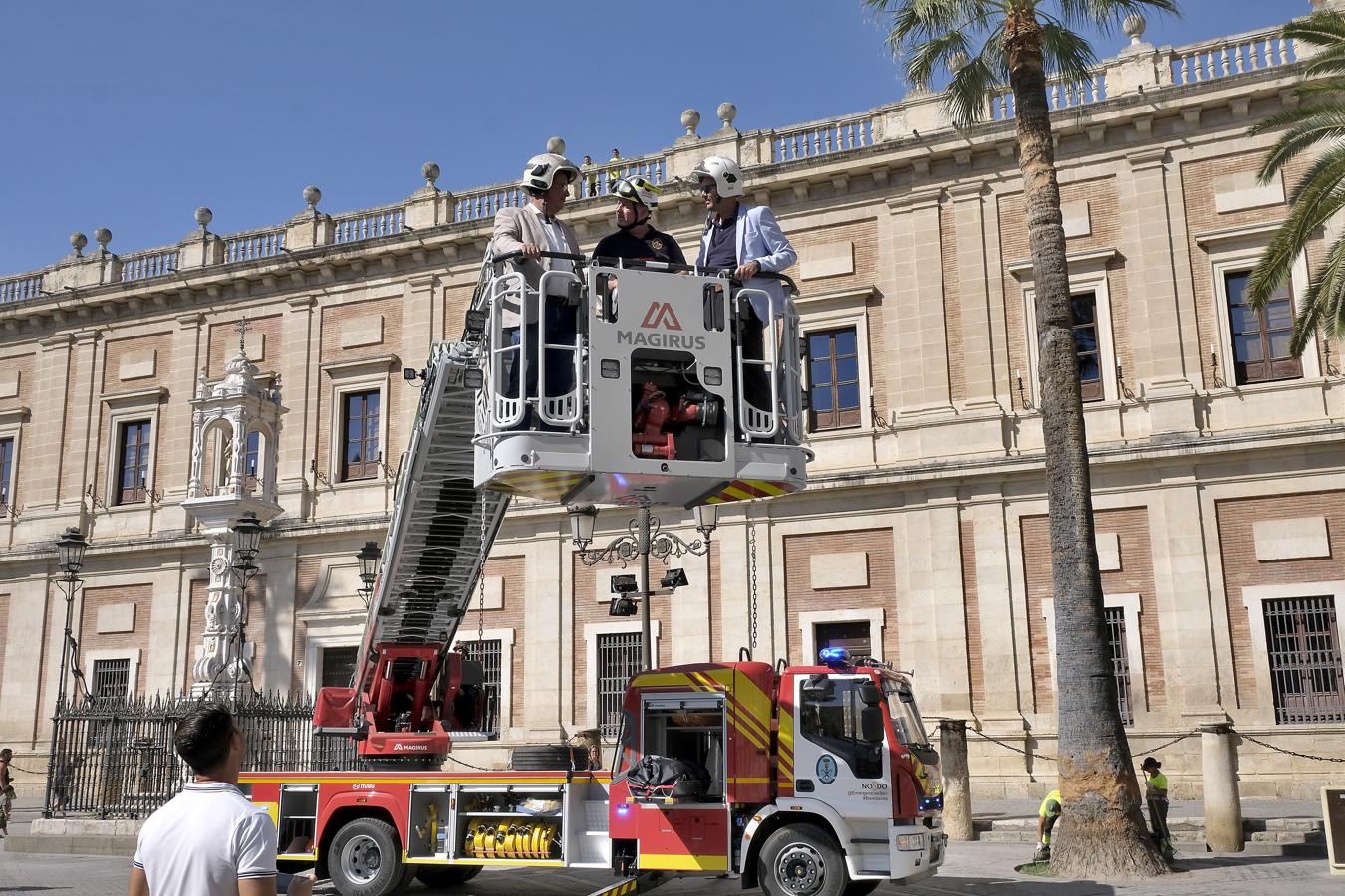 En imágenes, la presentación del nuevo coche escala de los bomberos de Sevilla