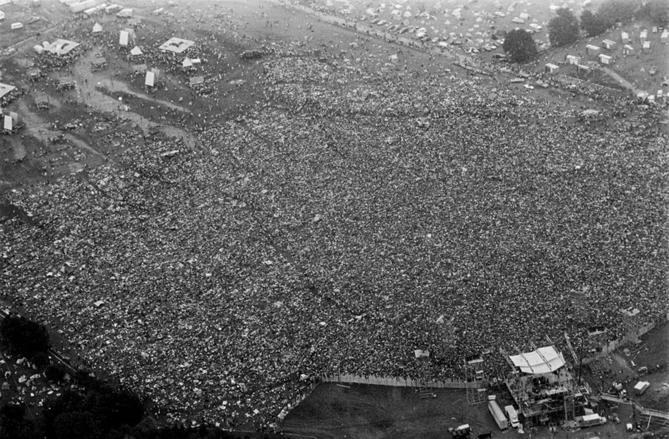 Esta imagen aérea nos da una idea de la magnitud del festival: medio millón de personas en un campo de una desconocida ciudad en el norte de Nueva York. El mundo hippie ya no era una minoría. 