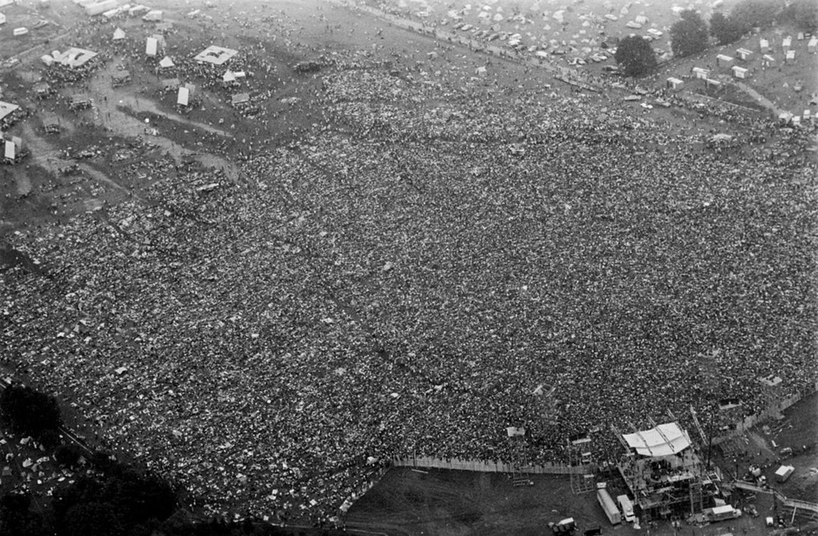 Esta imagen aérea nos da una idea de la magnitud del festival: medio millón de personas en un campo de una desconocida ciudad en el norte de Nueva York. El mundo hippie ya no era una minoría. 