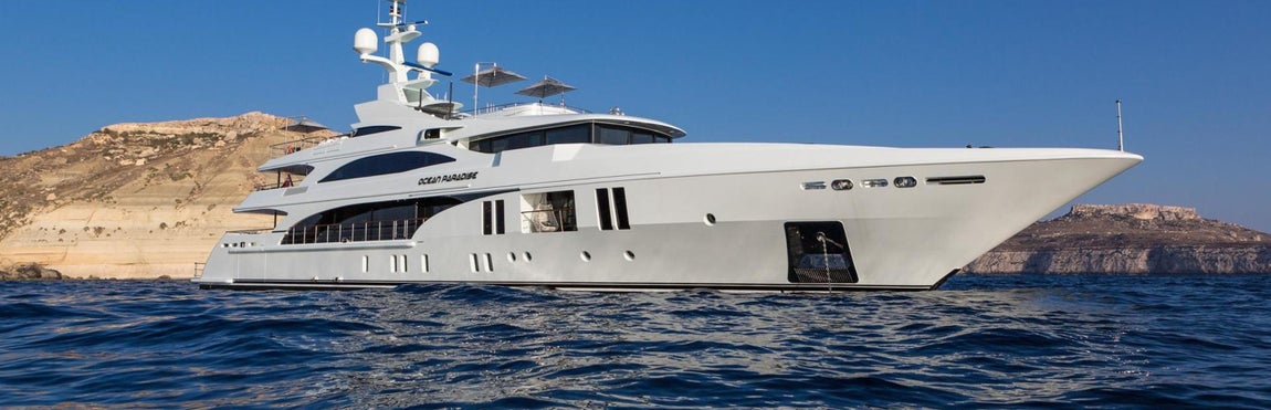 Benetti. Lorenzo Benetti fundó la compañía en 1873, construia veleros de madera. Más de un siglo después la compañía ha enfocado su producción a la construción de superyates y megayates a motor personalizados o semipersonalizados