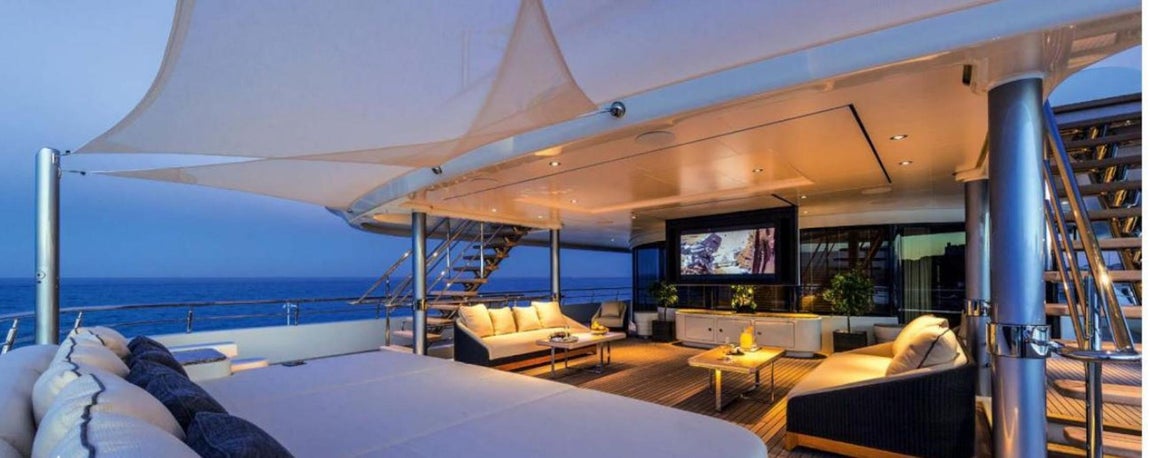 Abeking &amp; Rasmussen Yachts. Las instalaciones de sus fábricas, de casi 400 empleados, les permiten fabicar navíos de hasta 125 metros.Sus yates más célebres son el Aviva, de 98 m y el Secret, de 82m