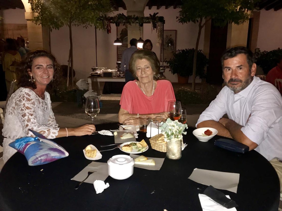Soledad Fernández Halcón, María Victoria Ortiz y Fabricio Llanza.. 
