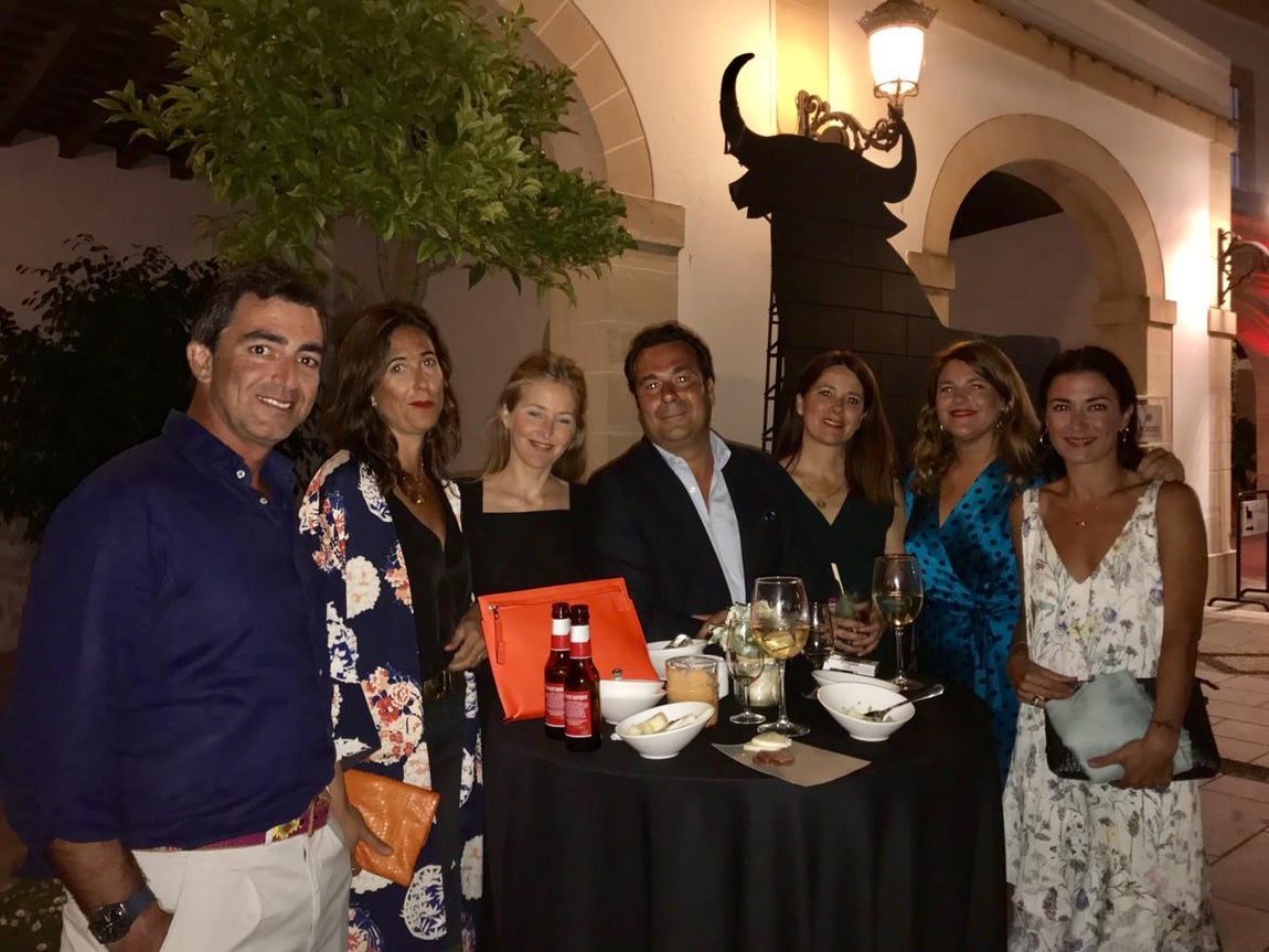 Ramón Guerrero, Maríaa Argudo, Lupe Osborne, Ivan Lanza, Norma Veiga, Carla Terry y Casilda Hinojosa.. 