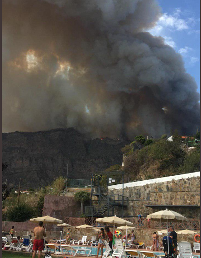 El humo provocado por el gran incendio que amenaza la isla de Gran Canaria. 