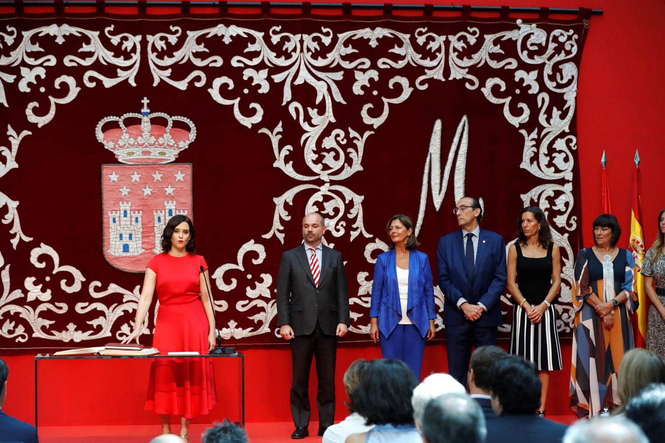 El presidente de la Asamblea de Madrid, Juan Trinidad (Cs) lee el Real Decreto por el que se nombra presidenta de la Comunidad de Madrid a Isabel Díaz Ayuso. 