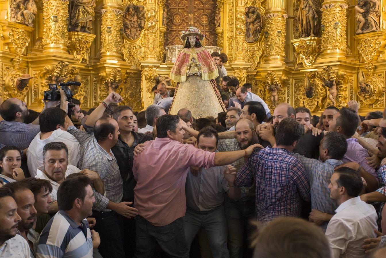 En imágenes, la salida del traslado de la Virgen del Rocío