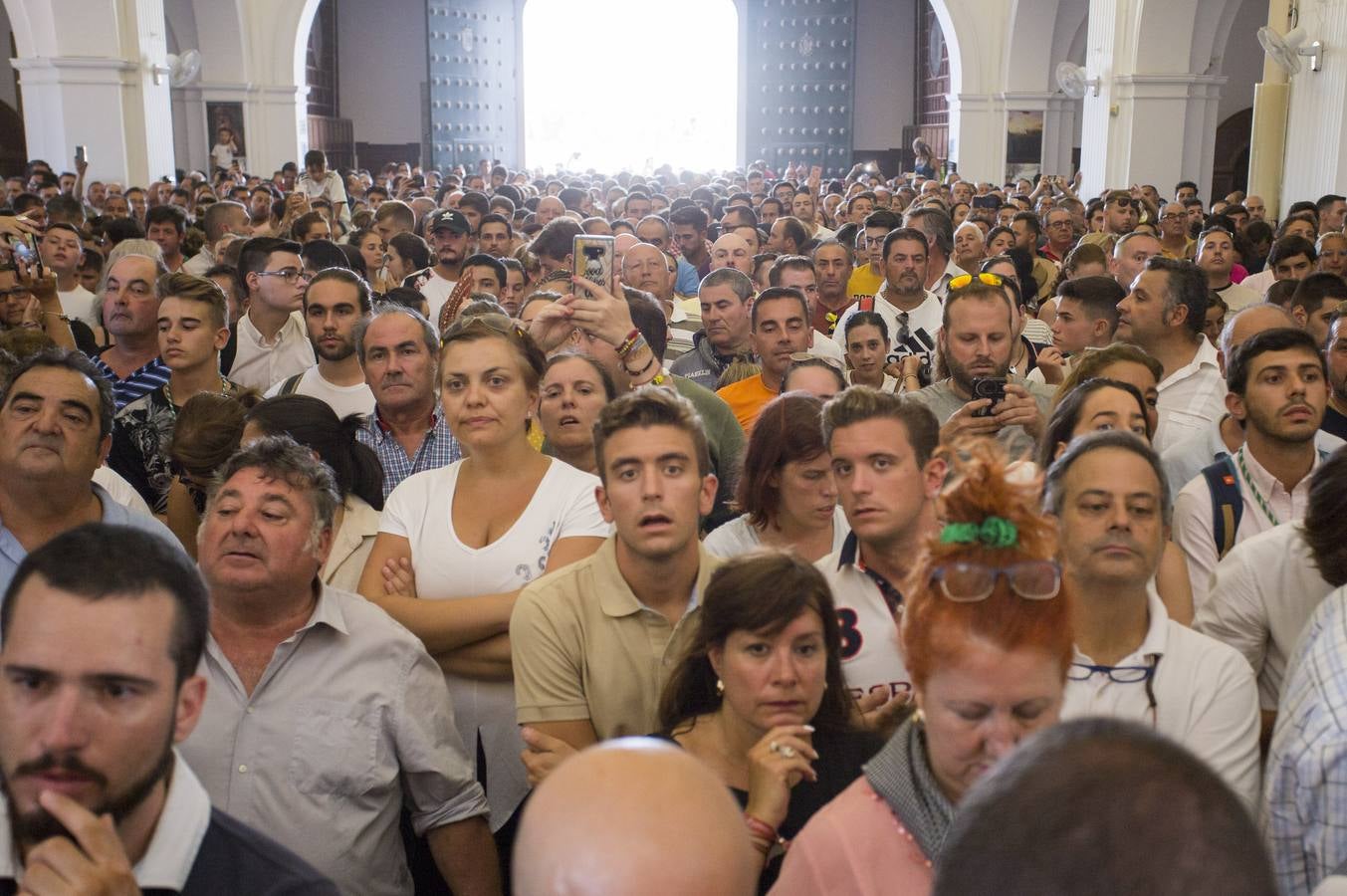 En imágenes, la salida del traslado de la Virgen del Rocío