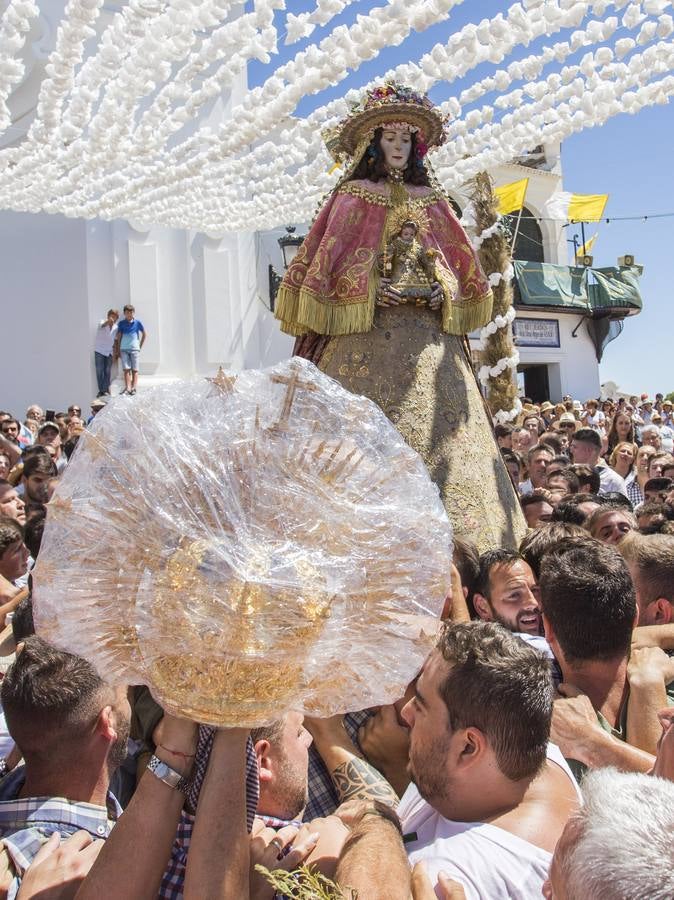 En imágenes, la salida del traslado de la Virgen del Rocío