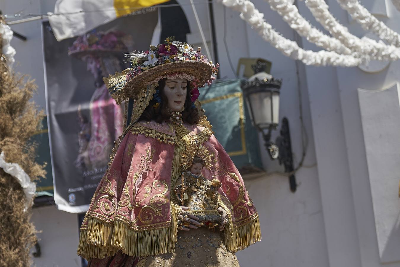 En imágenes, la salida del traslado de la Virgen del Rocío