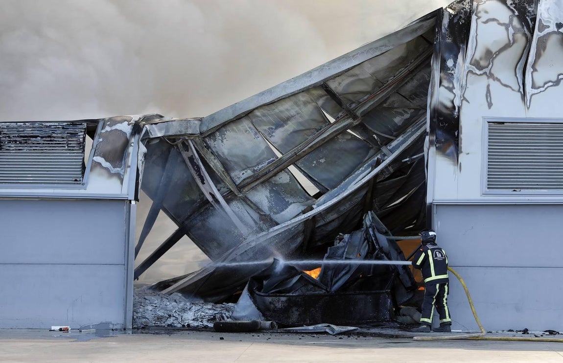 El incendio en la fábrica de Duplach de Villa del Río (Córdoba), en imágenes