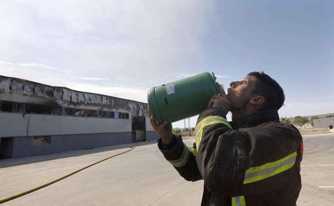 El incendio en la fábrica de Duplach de Villa del Río (Córdoba), en imágenes
