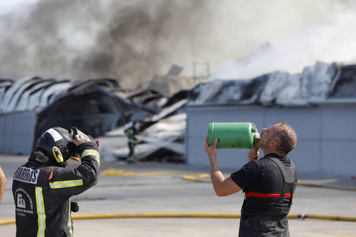 El incendio en la fábrica de Duplach de Villa del Río (Córdoba), en imágenes