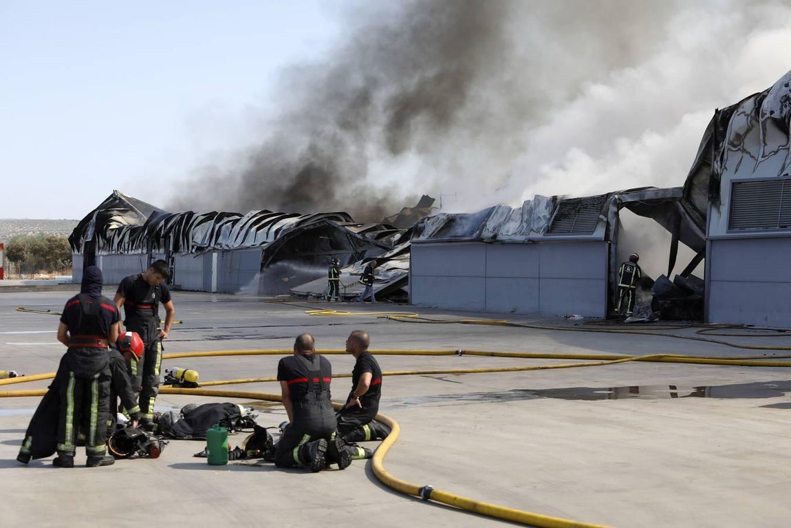El incendio en la fábrica de Duplach de Villa del Río (Córdoba), en imágenes