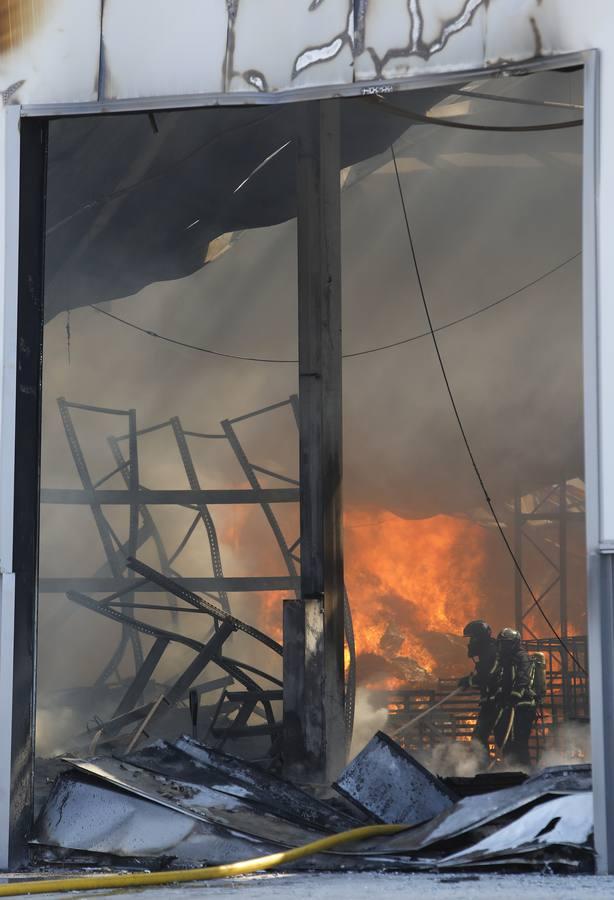 El incendio en la fábrica de Duplach de Villa del Río (Córdoba), en imágenes