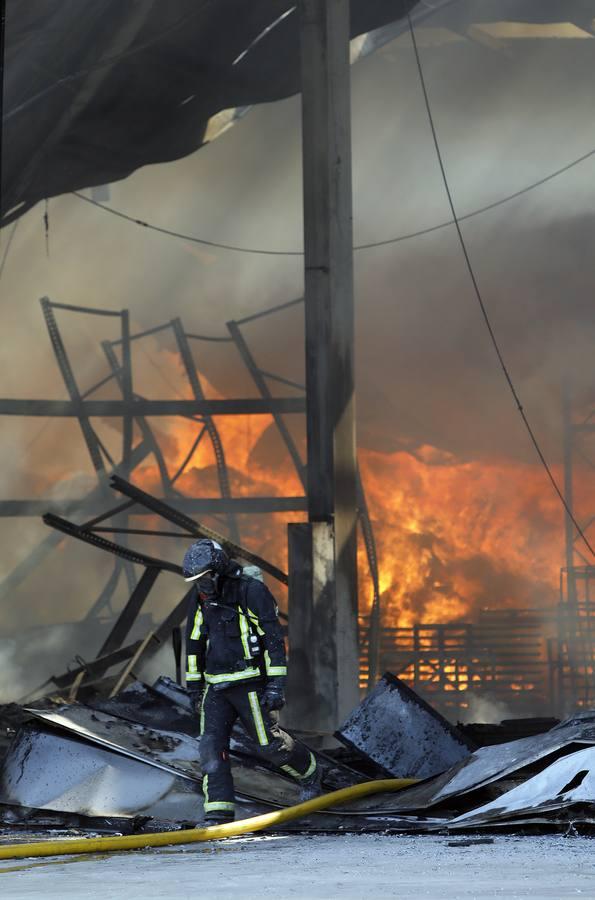 El incendio en la fábrica de Duplach de Villa del Río (Córdoba), en imágenes