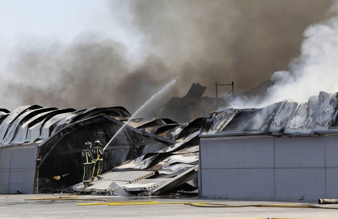 El incendio en la fábrica de Duplach de Villa del Río (Córdoba), en imágenes