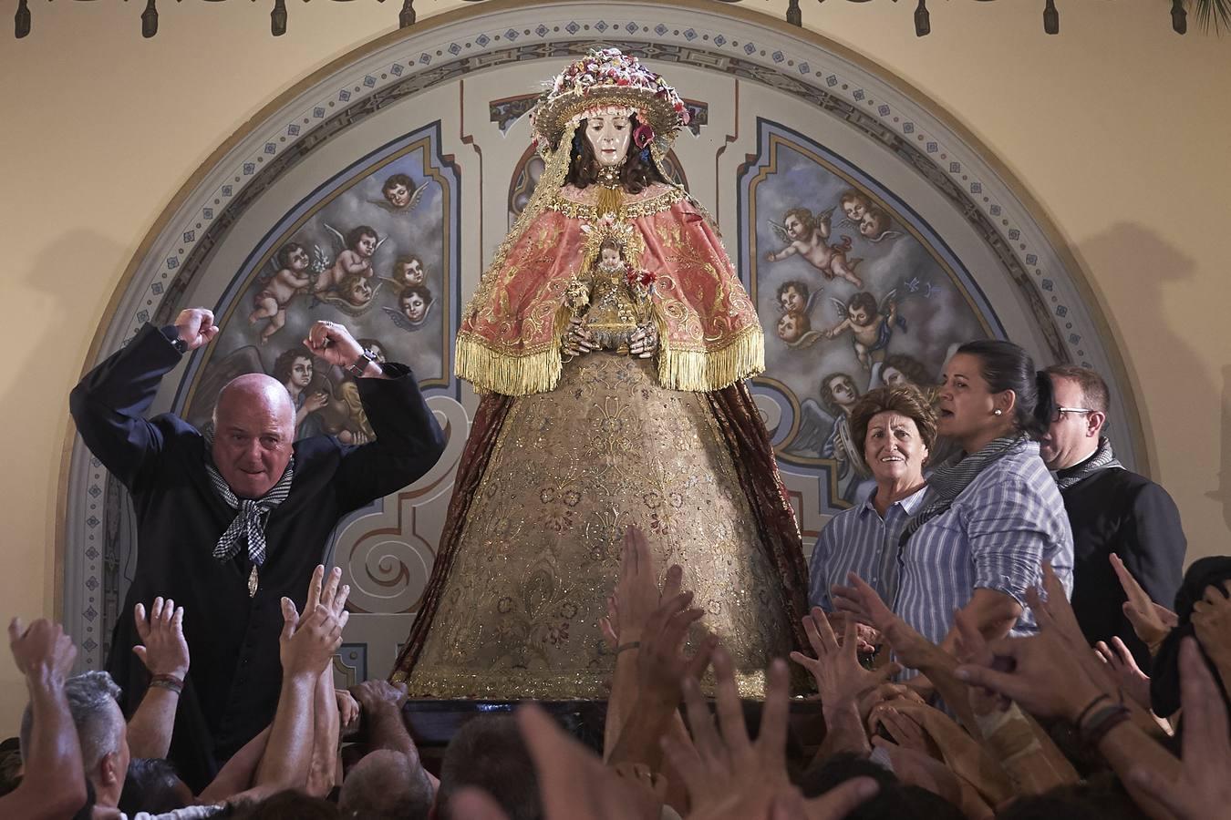 En imágenes, la llegada de la Virgen del Rocío a la parroquia almonteña