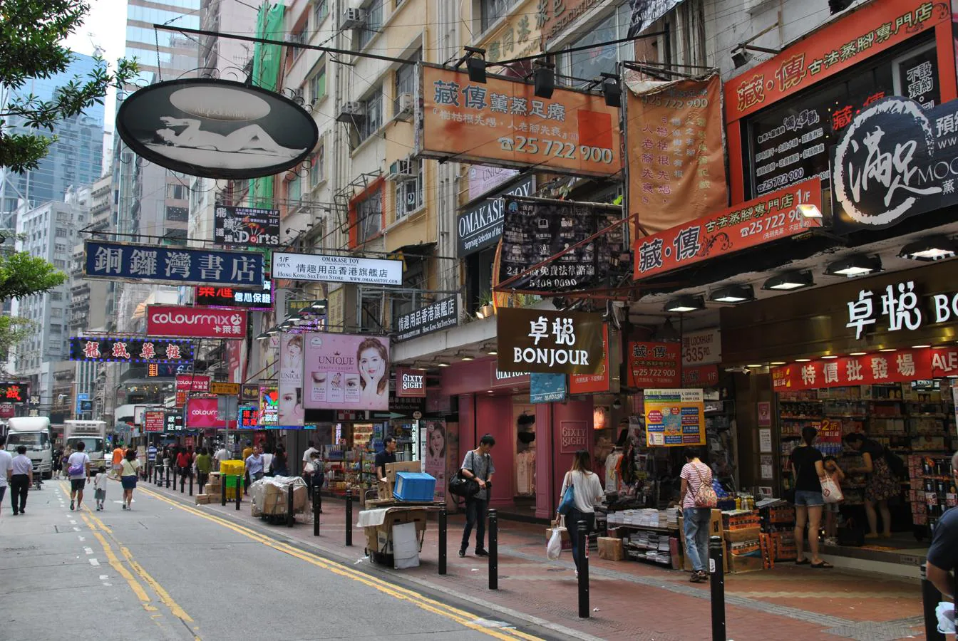 Una de las típicas calles de la ciudad. Cedida por China a Reino Unido en 1842, la isla de Hong Kong permanecieron bajo soberanía británica hasta 1997 cuando volvieron al dominio chino pero manteniendo un sistema político propio y un status especial