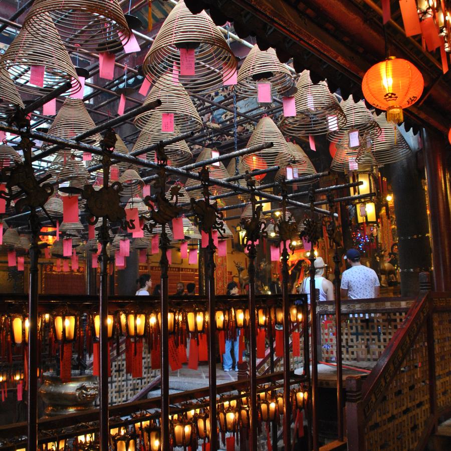 Templo en la zona financiera. Cedida por China a Reino Unido en 1842, la isla de Hong Kong permanecieron bajo soberanía británica hasta 1997 cuando volvieron al dominio chino pero manteniendo un sistema político propio y un status especial