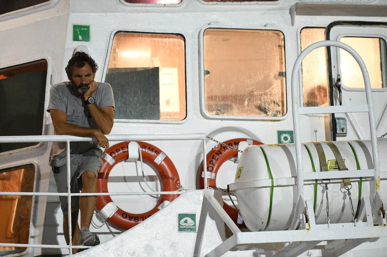 Óscar Camps, fundador de la ONG, observa el desembarco en Lampedusa. 