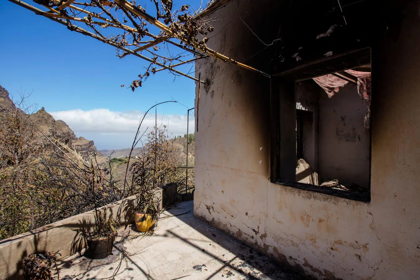 Una casa quemada por un incendio forestal en el pueblo de Agaete. 