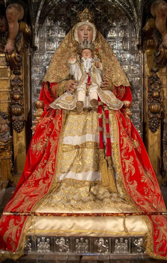 La Virgen de los Reyes en su camarín